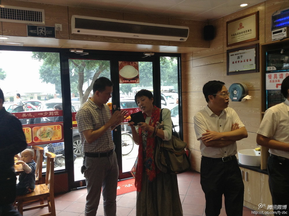 中共福州市委組織部副部長郭榮貴、臺(tái)江區(qū)委組織部部長陳高英陪同下蒞臨福州尚干餐飲管理公司寶龍店調(diào)研